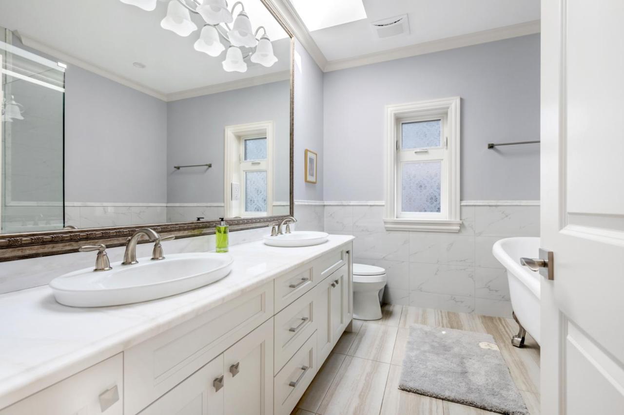 Vancouver Haven: Luxurious Private Bedroom Near Attractions Exteriör bild